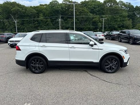 Certified 2024 Volkswagen Tiguan SE w/ Panoramic Sunroof Package AWD/4WD image 10