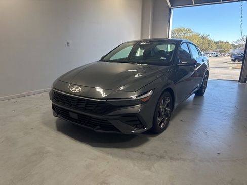 Certified 2025 Hyundai Elantra Limited image 2