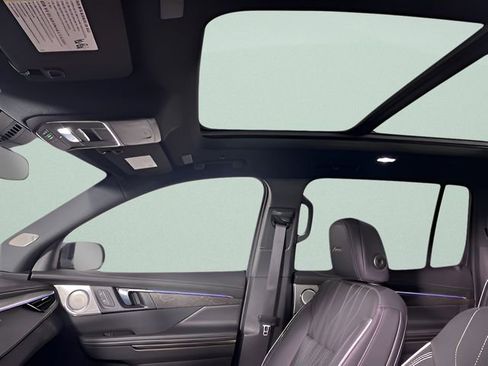 Used 2025 Buick Enclave Avenir AWD/4WD image 30