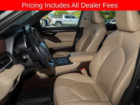 Used 2021 Toyota Highlander XLE FWD image 13
