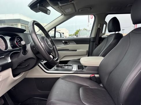 Used 2024 Kia Carnival LX FWD image 14
