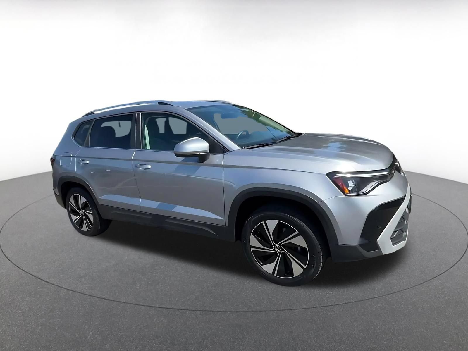 Used 2026 Volkswagen Taos SE AWD/4WD image 2