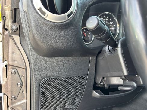 Used 2018 Jeep Wrangler Sahara w/ Connectivity Group AWD/4WD image 19