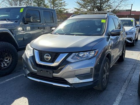 Used 2020 Nissan Rogue SV w/ Premium Package image 2