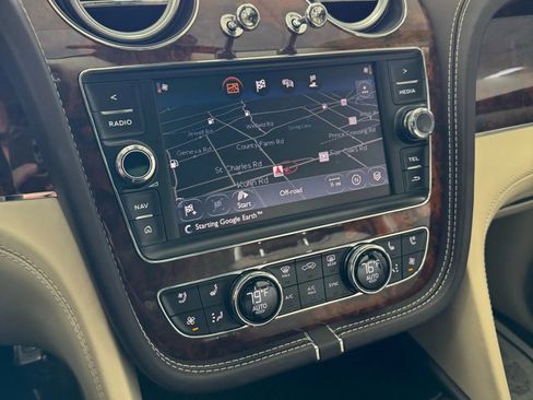 Used 2017 Bentley Bentayga image 42