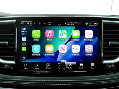Used 2025 Chrysler Pacifica Limited FWD image 11