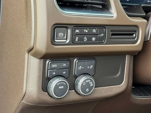 Used 2022 Chevrolet Tahoe Z71 w/ Luxury Package AWD/4WD image 17