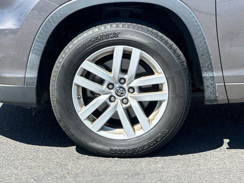 Used 2016 Toyota Highlander LE image 24