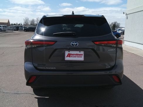 Used 2021 Toyota Highlander XLE AWD/4WD image 6