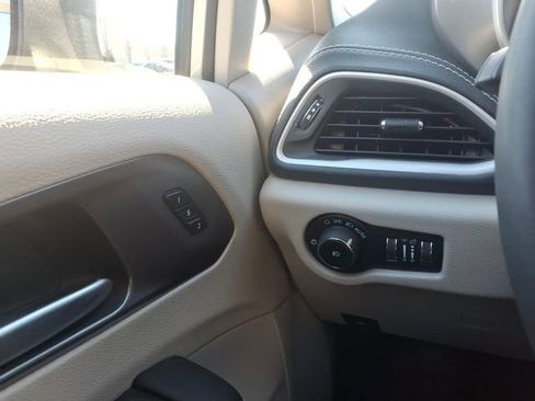 Used 2023 Chrysler Pacifica Touring-L image 20