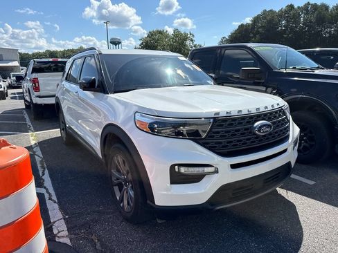 Used 2023 Ford Explorer XLT w/ Equipment Group 202A AWD/4WD image 2