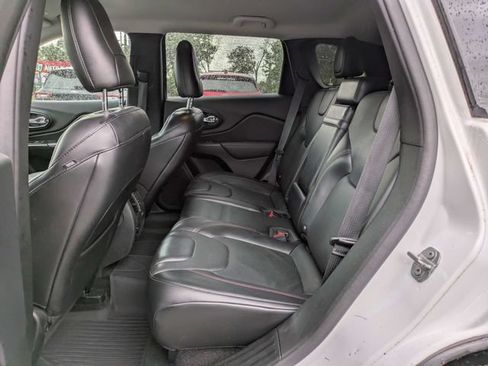 Used 2019 Jeep Cherokee Trailhawk AWD/4WD image 14