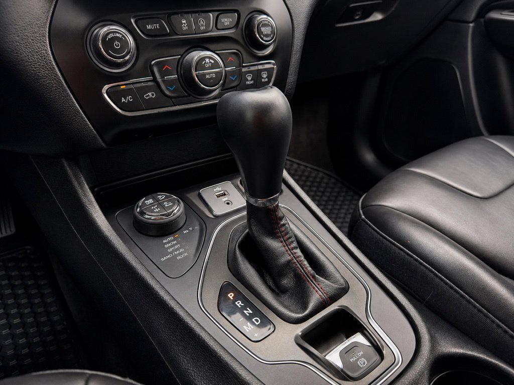 Used 2019 Jeep Cherokee Trailhawk w/ Cold Weather Group AWD/4WD image 14