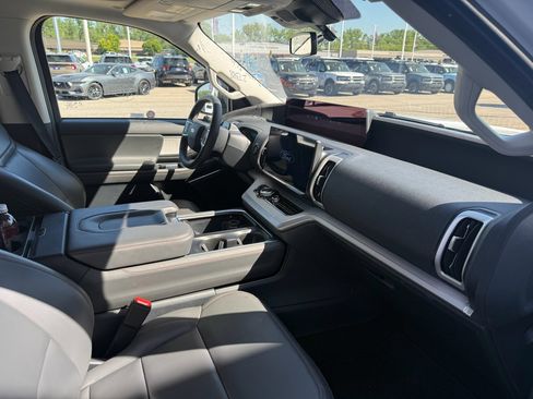 Used 2025 Ford Expedition Active image 13