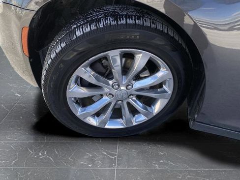 Used 2018 Chrysler 300 Limited w/ Safetytec Plus Group image 42