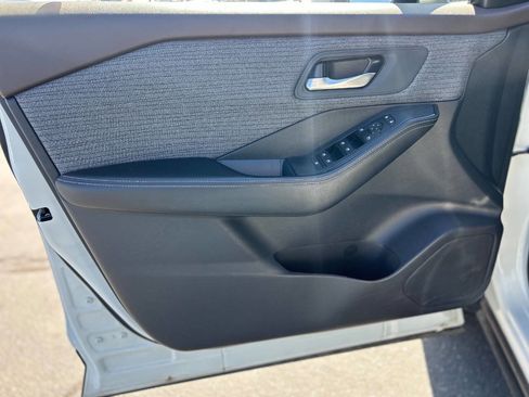 Used 2023 Nissan Rogue SV image 9