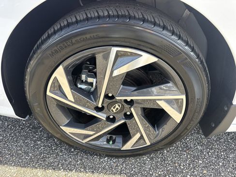 Certified 2025 Hyundai Elantra Sport image 10