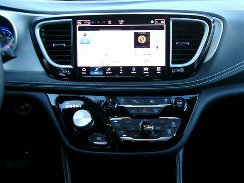 Used 2025 Chrysler Pacifica Limited image 15