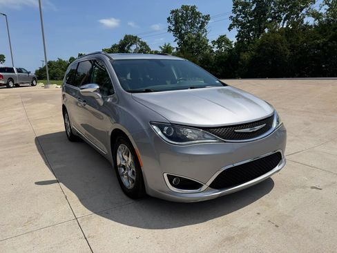 Used 2018 Chrysler Pacifica Limited FWD image 3