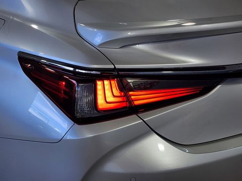 Used 2024 Lexus ES 300h w/ Premium Package image 10