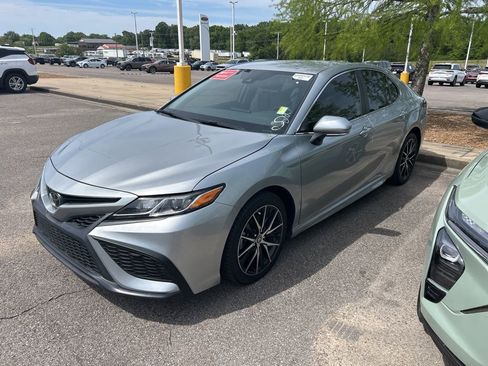 Used 2023 Toyota Camry SE FWD image 1