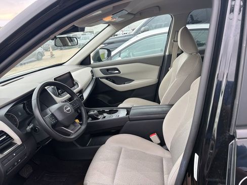 Used 2025 Nissan Rogue SV FWD image 2