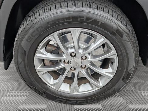 Used 2019 Jeep Cherokee Latitude Plus AWD/4WD image 11