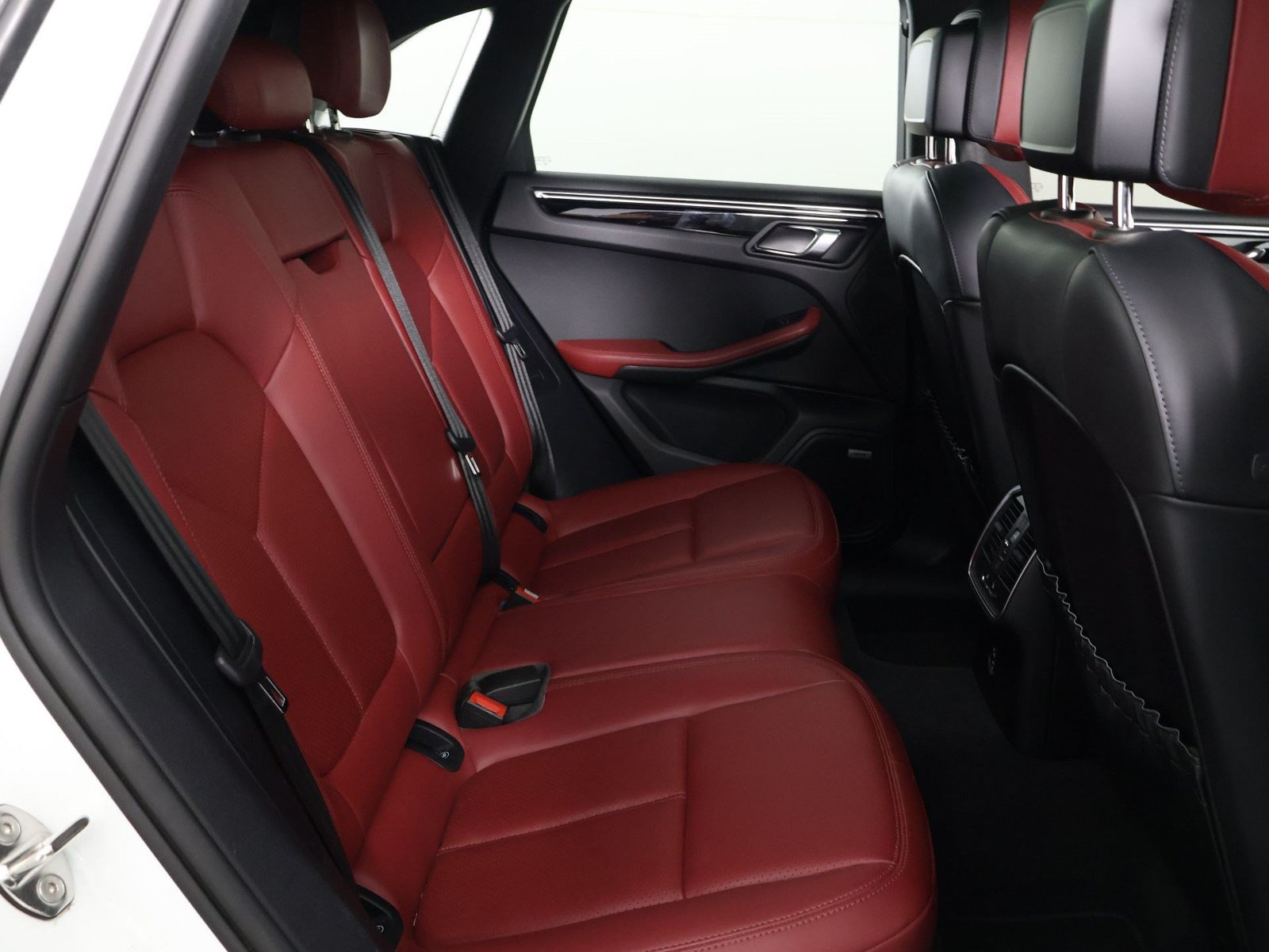 Certified 2023 Porsche Macan AWD/4WD image 32