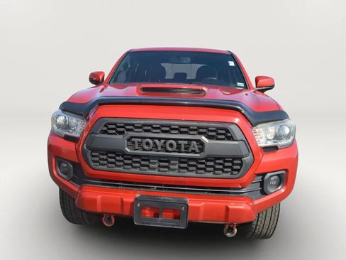 Used 2017 Toyota Tacoma TRD Sport image 12