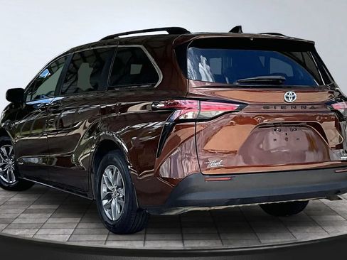 Used 2021 Toyota Sienna LE FWD image 4