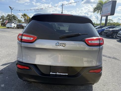 Used 2017 Jeep Cherokee Limited w/ Luxury Group FWD image 2