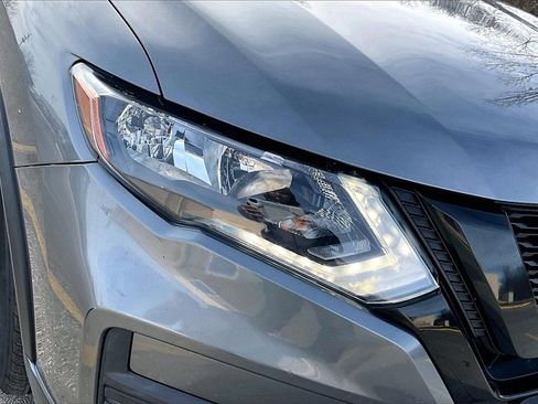 Used 2018 Nissan Rogue SV image 29