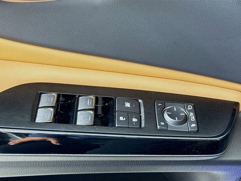 Certified 2025 Lexus ES 300h w/ Premium Package image 18