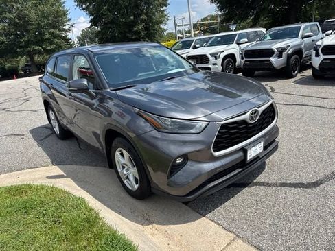 Used 2023 Toyota Highlander LE FWD image 5