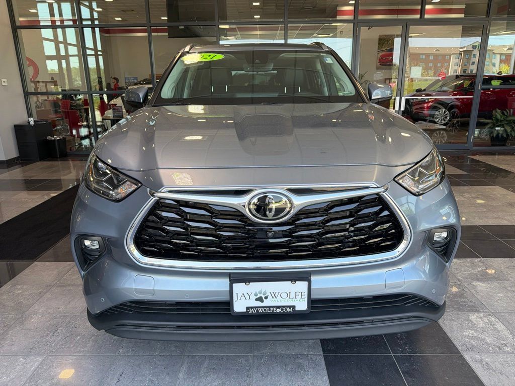 Used 2021 Toyota Highlander Limited AWD/4WD image 2