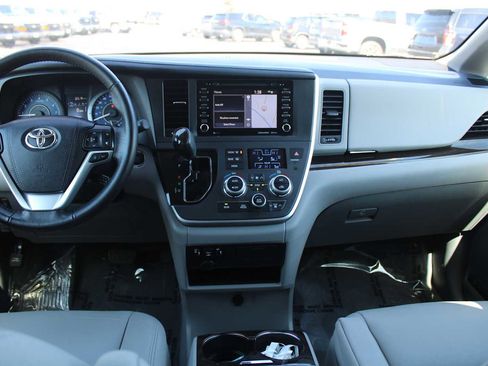 Used 2020 Toyota Sienna XLE w/ XLE Navigation Package image 14