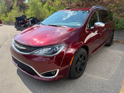 Used 2019 Chrysler Pacifica Limited w/ Tire & Wheel Group FWD image 5