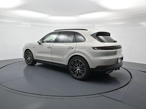 New 2025 Porsche Cayenne S image 3