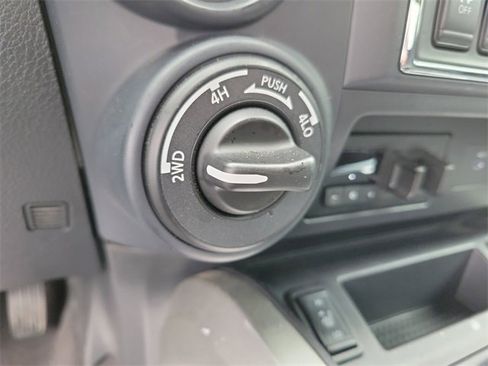 Used 2024 Nissan Titan SV w/ SV Convenience Package image 21