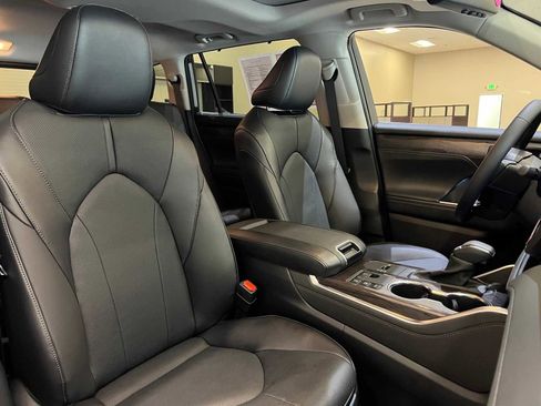 Certified 2025 Toyota Highlander Limited image 14