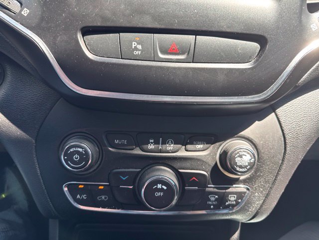 Used 2019 Jeep Cherokee Latitude Plus w/ Cold Weather Group FWD image 17