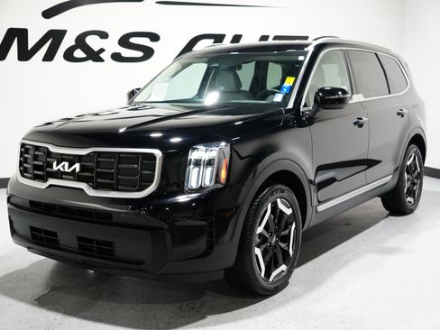 Used 2023 Kia Telluride S image 3