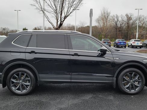 Used 2022 Volkswagen Tiguan SE w/ Panoramic Sunroof Package image 3