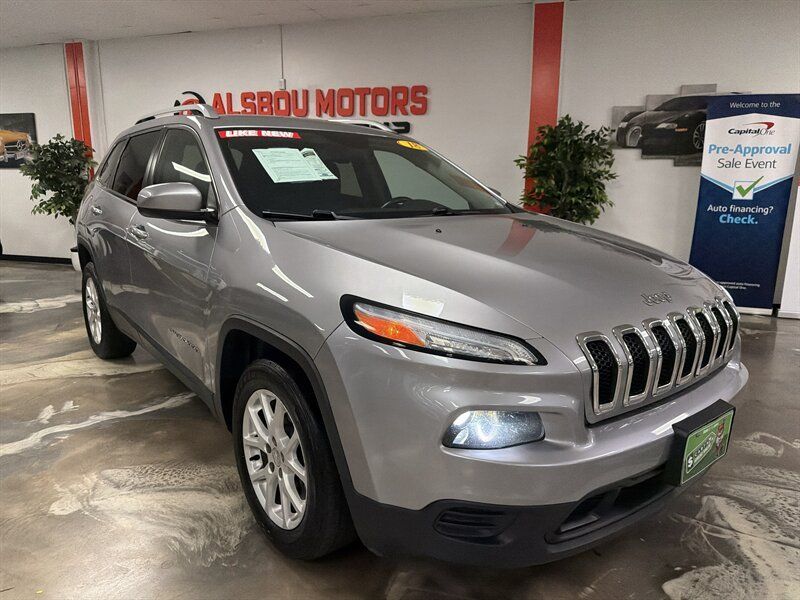 Used 2018 Jeep Cherokee Latitude Plus w/ Comfort/Convenience Group FWD image 1