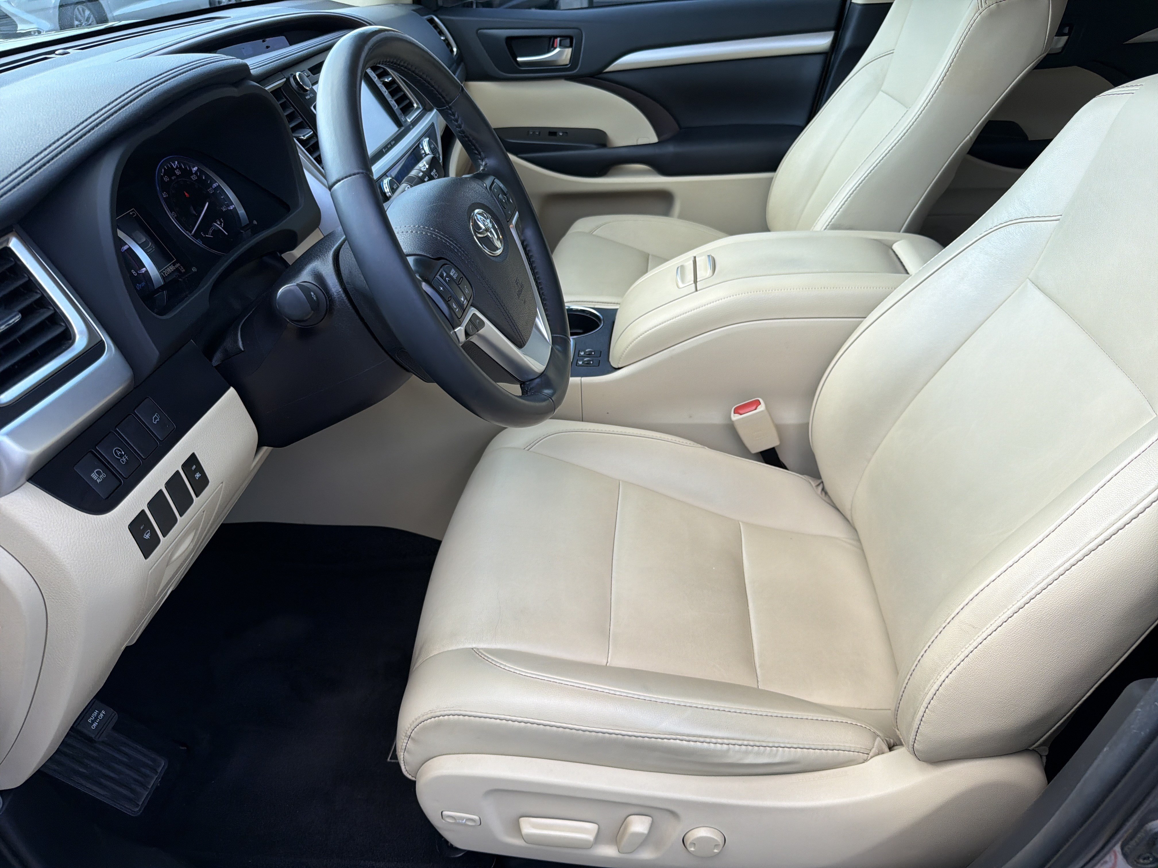 Used 2019 Toyota Highlander XLE FWD image 17