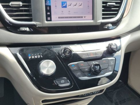 Used 2023 Chrysler Voyager LX FWD image 15