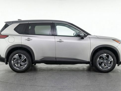 Used 2025 Nissan Rogue SV FWD image 11
