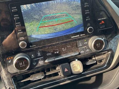 Used 2022 Toyota Highlander XLE image 14