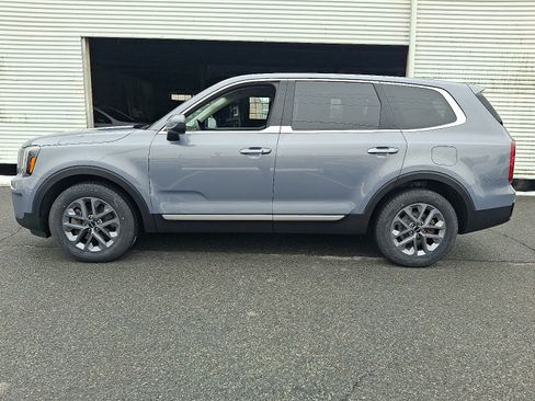 Used 2023 Kia Telluride LX image 2