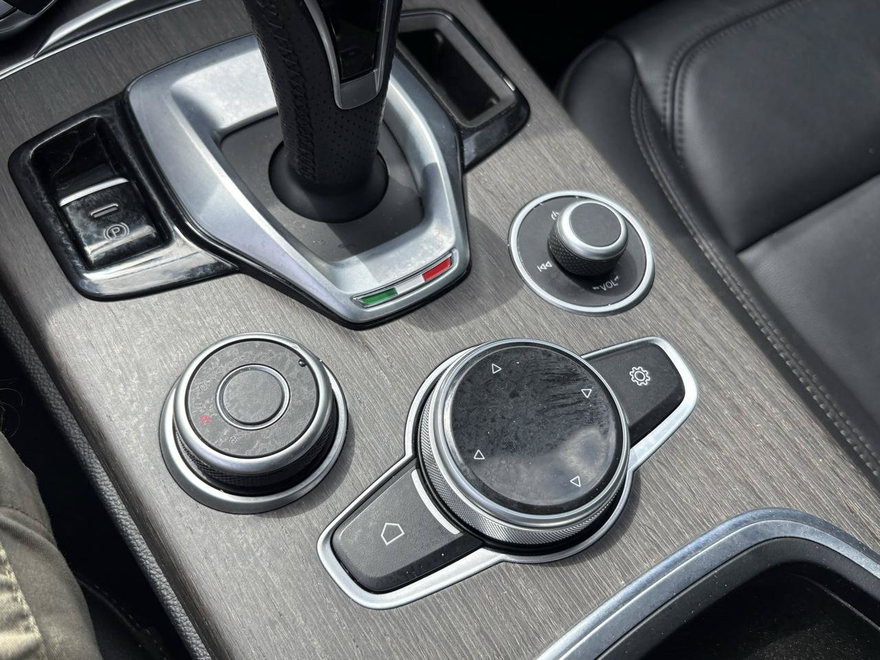 Used 2023 Alfa Romeo Stelvio Ti AWD/4WD image 18